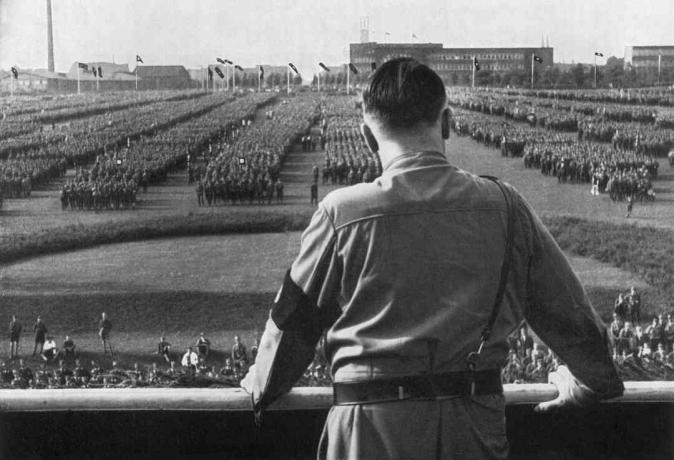 Tyska Fuhrer och nazistledare Adolf Hitler talar till soldater vid ett nazistiskt möte i Dortmund, Tyskland