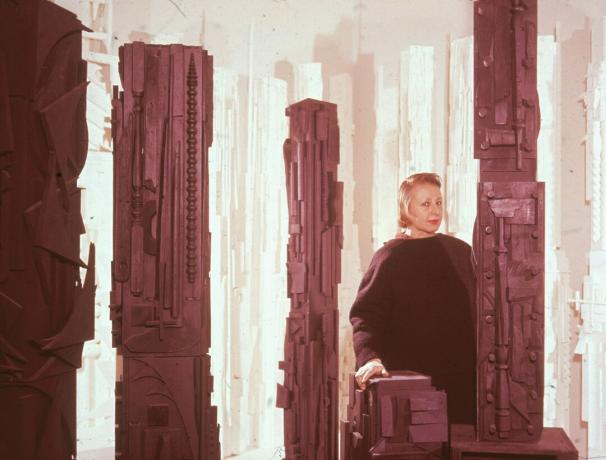 Louise Nevelson med sitt arbete på 1950-talet