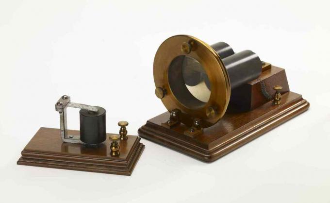 harmonisk telegrafmottagare skapades av Alexander Graham Bell cirka 1876.