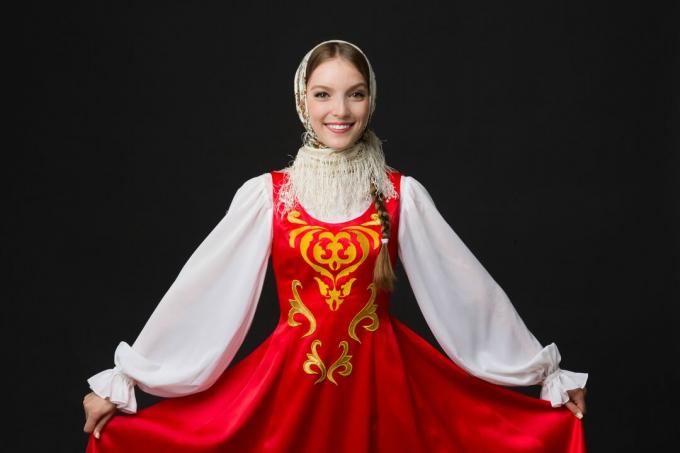 vacker le kaukasisk flicka i ryska folkdräkt