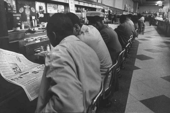 Afroamerikaner på Woolworth Butiks lunchbänk