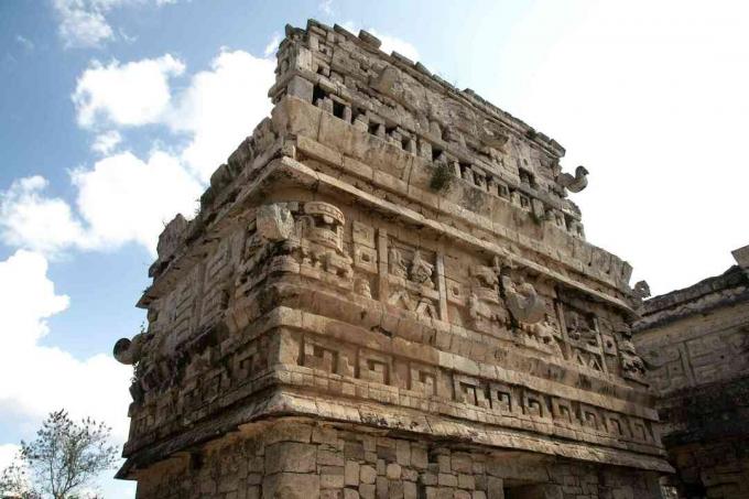 La Iglesia (kyrkan) når upp till himlen, prydd med Chac-masker på Maya-platsen i Chichén Itzá