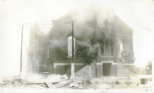 Skadad Greenwood-distriktskyrka efter Tulsa Race Massacre, Tulsa, Oklahoma, juni 1921.