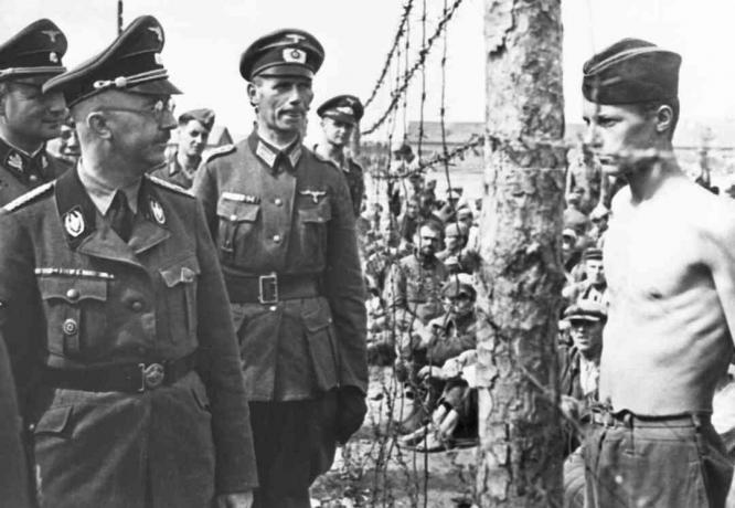 Foto av Heinrich Himmler som inspekterar läger med ryska fångar