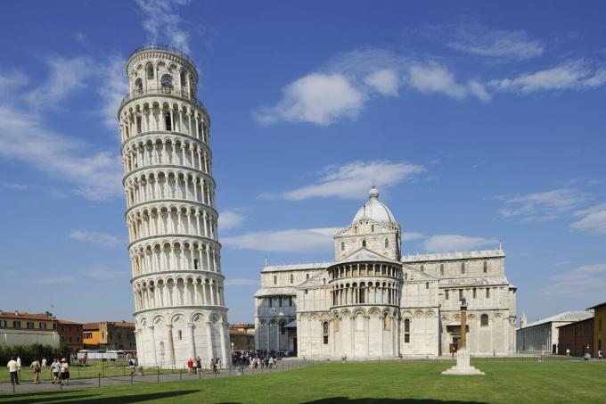 Lutande tornet i Pisa och Duomo de Pisa, Piazza dei Miracoli, Pisa, Toscana, Italien