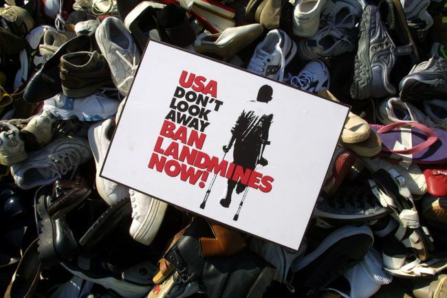 En skylt för förbud mot landminor är placerad på en pyramid som staplas upp av skor som samlats in under de senaste månaderna av den amerikanska kampanjen för att förbjuda landminor.