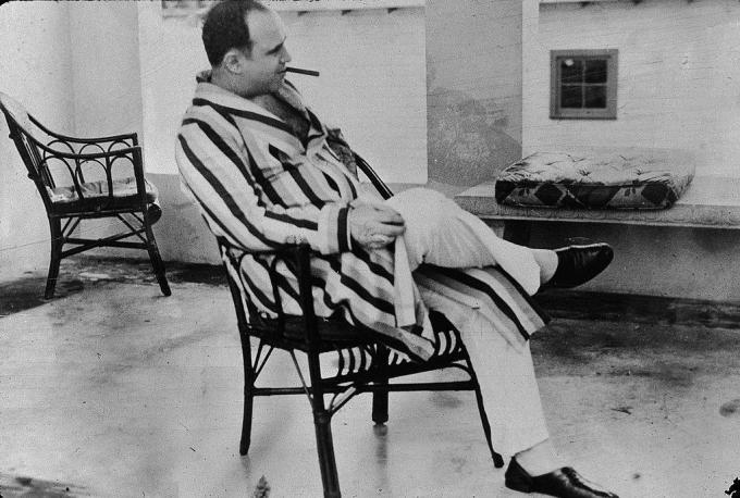 Den amerikanska gangsteren Al Capone ('Scarface') (1899 - 1947) kopplar av i sitt fritidshus, Miami, Florida, 1930.