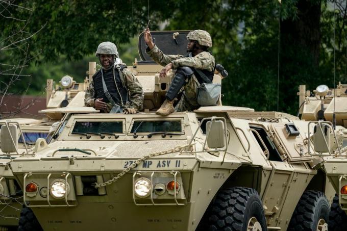 National Guard Military Police väntar på att lämna staden i pansarbärare vid Joint Force Headquarters för D.C. National Guard den 2 juni 2020 i Washington, DC.