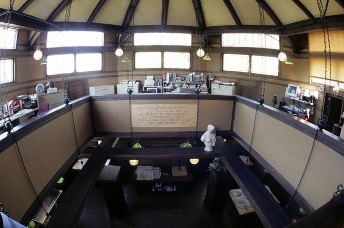 två våningar stort utrymme, balkong med utsikt över nedre våningen, Inuti Frank Lloyd Wrights studio, fäst vid sitt hus i Oak Park, Illinois