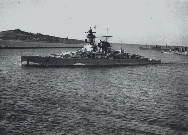 Fickslagsskepp Admiral Graf Spee ångande i River Plate, Sydamerika med sjöfart i bakgrunden.