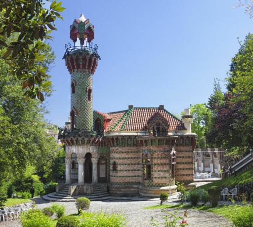 Minaret av den persiska inspirerade El Capricho, tidigt arbete av Antonio Gaudí i Comillas, Spanien