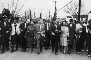 Martin Luther King Marches med civila för medborgerliga rättigheter.