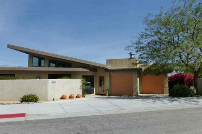 en berättelse asymmetriskt modernt hem med vinklade tak