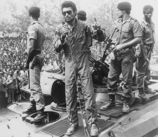 Jerry Rawlings i sin flygdräkt talar in i en mikrofon