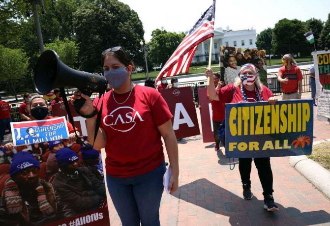 Immigrationsaktivister med förespråkningsgruppen CASA -rally i Vita huset för att kräva att president Biden beviljar medborgarskap för invandrare.