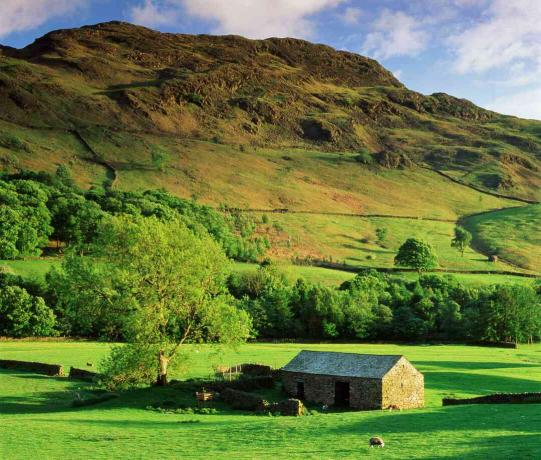 England, Cumbria, Eskdale, sikt över torp i landskap