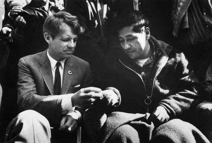 Cesar Chavez och Robert Kennedy Break Bread