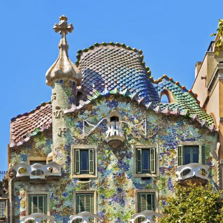 Färgglada Casa Batlló av Antoni Gaudí i Barcelona, ​​Spanien