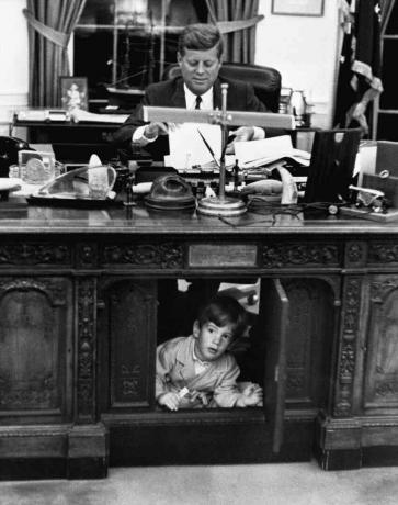 John Kennedy, Jr., utforskar sin fars skrivbord