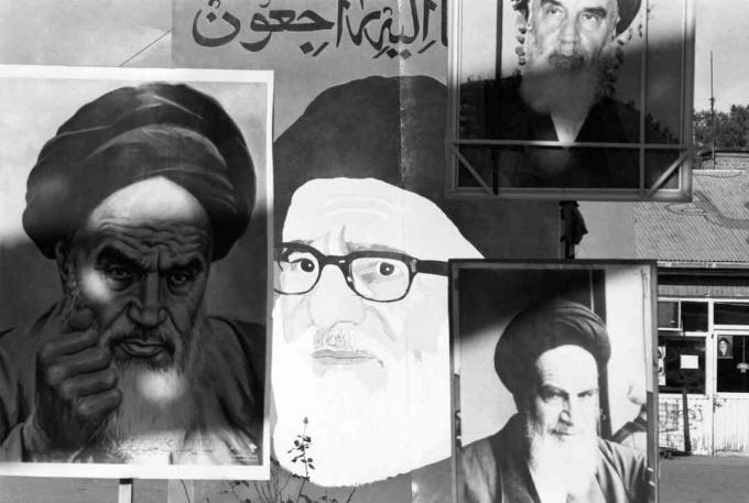 Affischer av Ayatollah Khomein visas i den amerikanska ambassadföreningen.