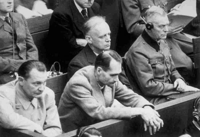 Fotografi av Rudolf Hess i Nürnberg-rättegångarna