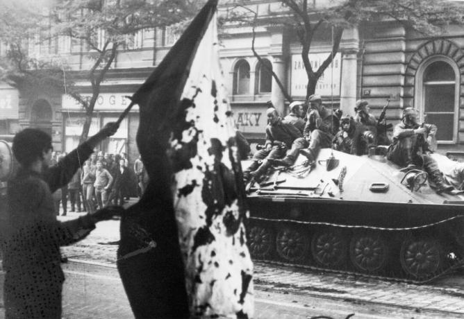 Foto av sovjetiska tanks som invaderade Tjeckoslovakien 1968