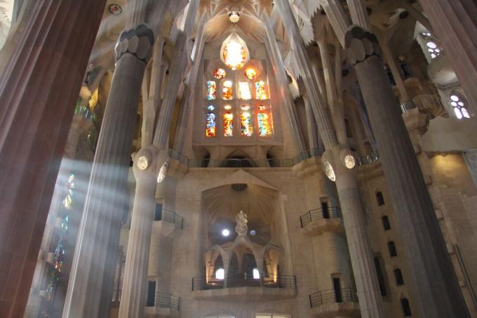 Solens strålar som kommer genom fönster till La Sagrada Familia, Barcelona