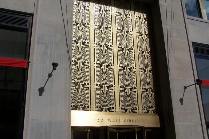 Den blanka art deco-ingången till 120 Wall Street