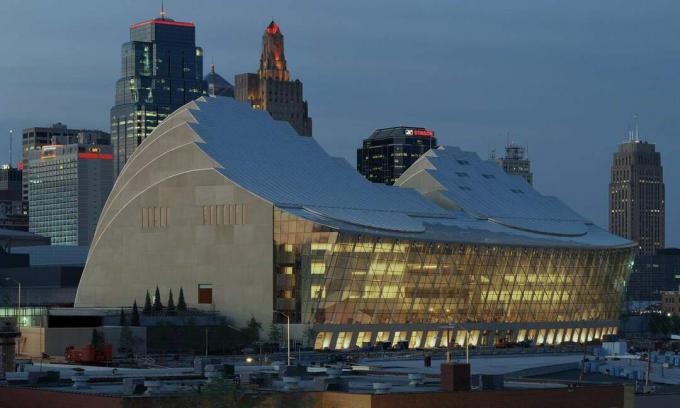 Pressfotografi av Kauffman Center Hall och Terrass sida, på kvällen, Kansas City i bakgrunden.