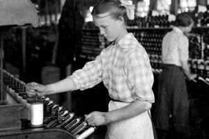 En femton år gammal tjej arbetar som en spooler-anbud på Berkshire Cotton Mills, i Adams, Massachussetts, 1917.