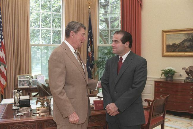 President Ronald Reagan pratar med högsta domstolens nominerade Antonin Scalia i det ovala kontoret, 1986.