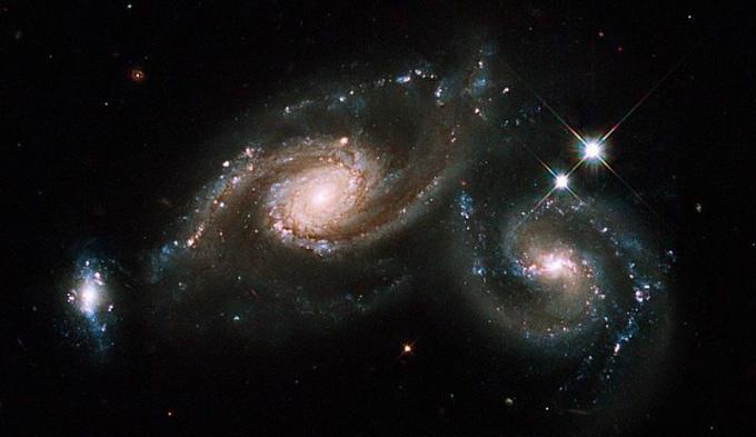 Tre galaxer sett av Hubble Space Telescope