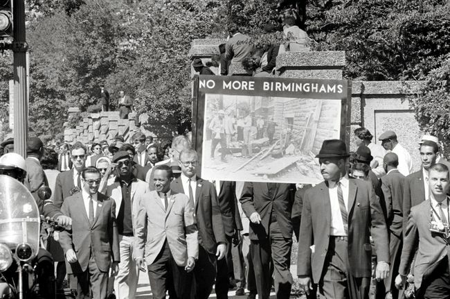 Congress of Racial Equality och medlemmar av All Souls Church, Unitarian i Washington, D.C. marscherar till minne av bomboffren på 16th Street Baptist Church.