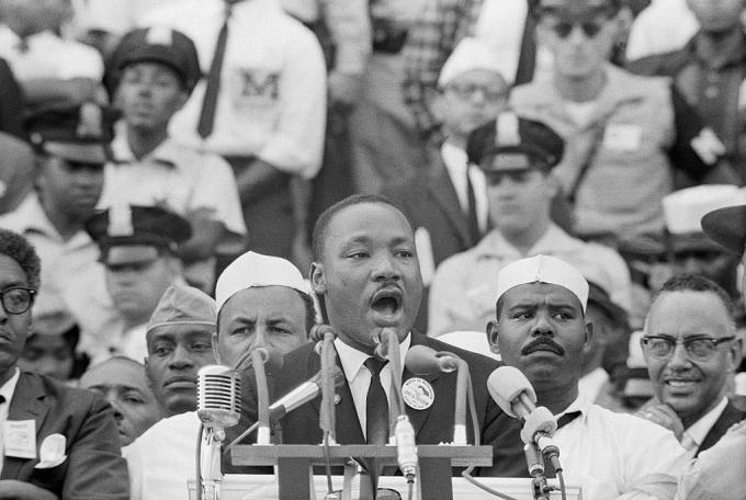 Dr Martin Luther King, Jr. håller sitt berömda "I Have a Dream" -tal framför Lincoln Memorial under Freedom March i Washington 1963.