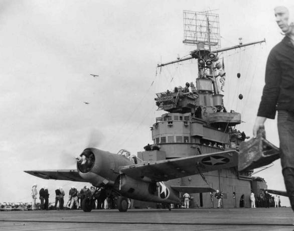 F4F Wildcat fighter som tar fart från flygplanet USS Ranger.