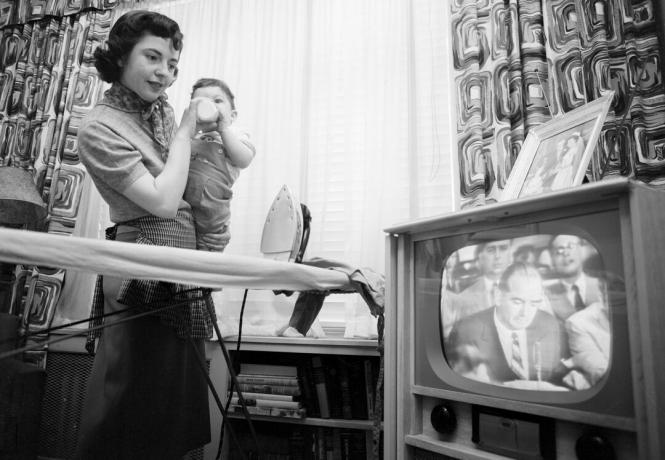 Fotografi av kvinnan som tittar på senator Joseph McCarthy på TV