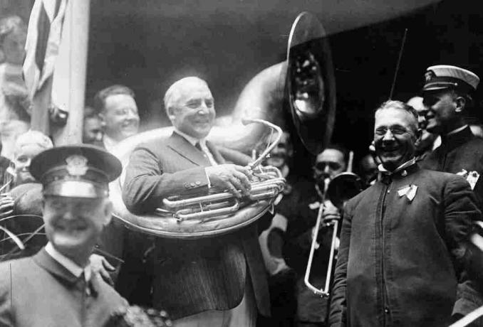 Warren Harding poserar med musiker 1920