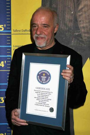 Paulo Coelho med Guiness World Record för de flesta översättningar av en bok