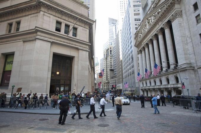 Den historiska korsningen av Broad Street och Wall Street i New York