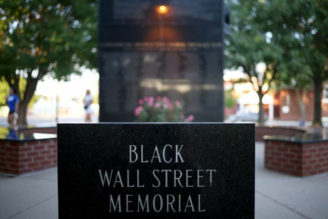 Black Wall Street Massacre-minnesmärket visas den 18 juni 2020 i Tulsa, Oklahoma.