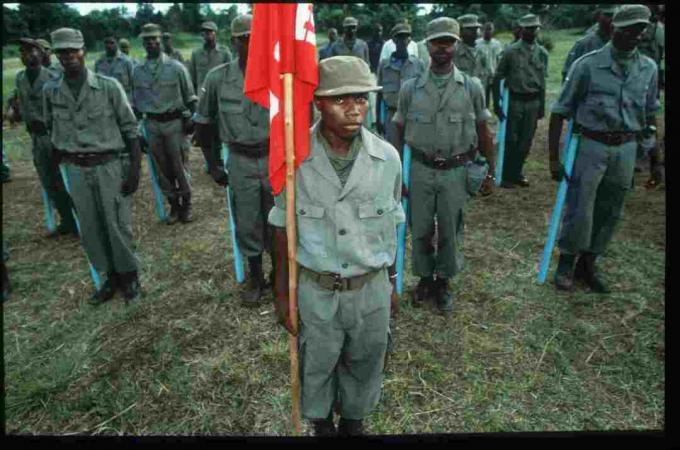 Uniformerade trupper i formation, Liberia.