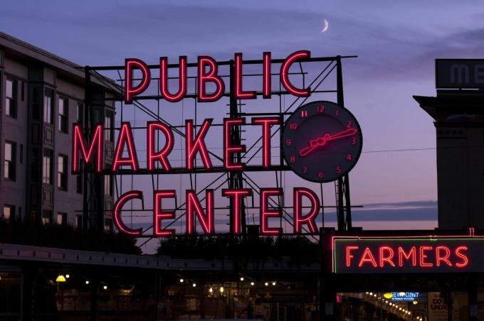 utomhusskylt i rött neon, Public Market Center Farmers