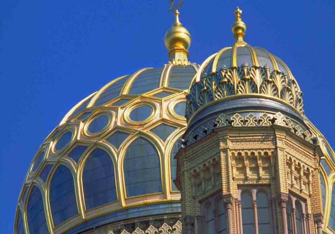 Blå- och guldkupoler i Neue Synagogue i Scheunenviertel-distriktet (Barn Quarter), Berlins gång stora judiska distrikt