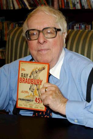 Ray Bradbury håller upp en kopia av 'Fahrenheit 451'