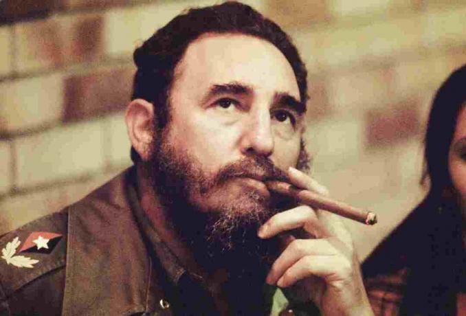 Fidel Castro röker en cigarr på sitt kontor i Havanna, Kuba, cirka 1977.