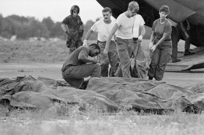 Människor som tar bort kroppar av självmord i Jonestown