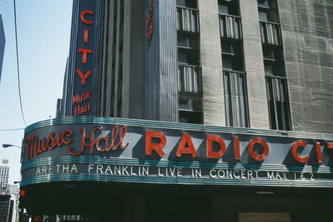 Ikonisk art deco marquee av Radio City Music Hall