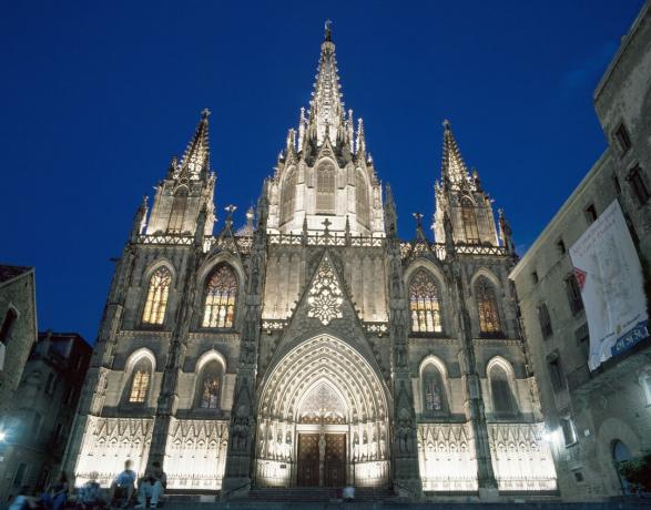 Upplysta spiror och gotiska detaljer om Barcelonas katedral, natt i Barcelona, ​​Spanien