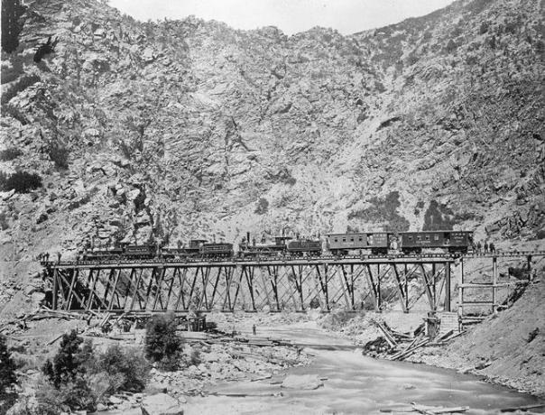 Vy över konstruktionen av Union Pacific-delen av den transkontinentala järnvägen över Devil's Gate Bridge, Utah, 1869.