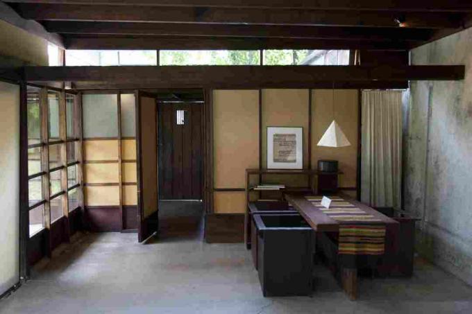 Vägg av fönster och fönster med fönster som ljus invändigt utrymme på 1922 Schindler House i Los Angeles, Kalifornien